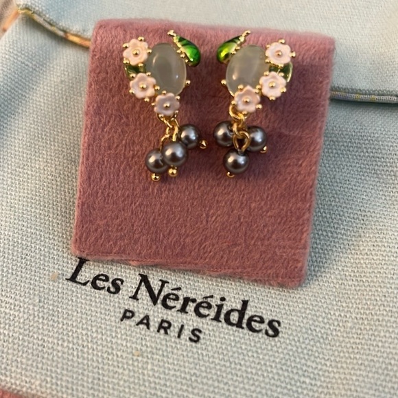 Les NEREIDES flower and beetle 🪲 dark pearl dangle stud earring - Picture 1 of 4